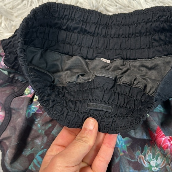 Lululemon Tracker Short II *4-way Stretch Curious Jungle Multi / Black - Picture 2 of 6